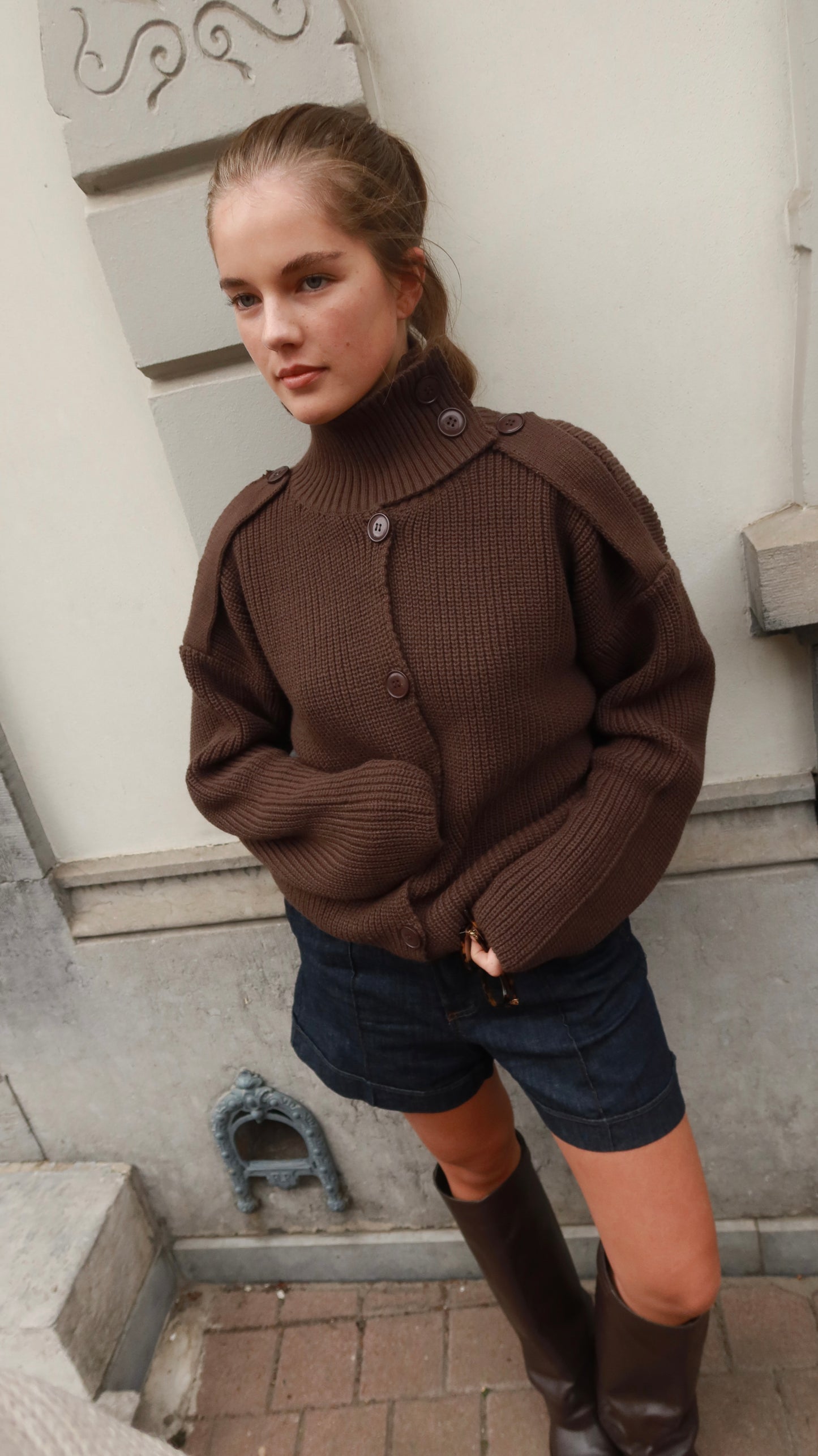HIGH NECK KNIT CARDIGAN - BROWN