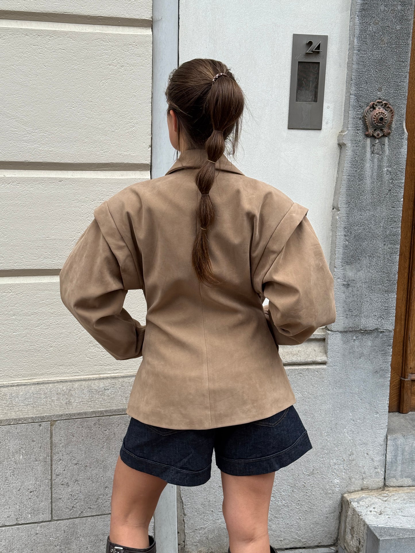 SUEDE SCULPTED BLAZER BEIGE
